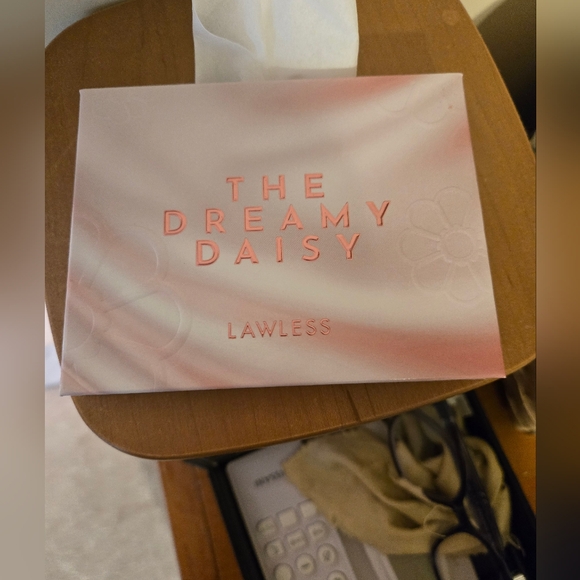 LAWLESS Dreamy Daisy Palette in Pink and Cream - Picture 1 of 3